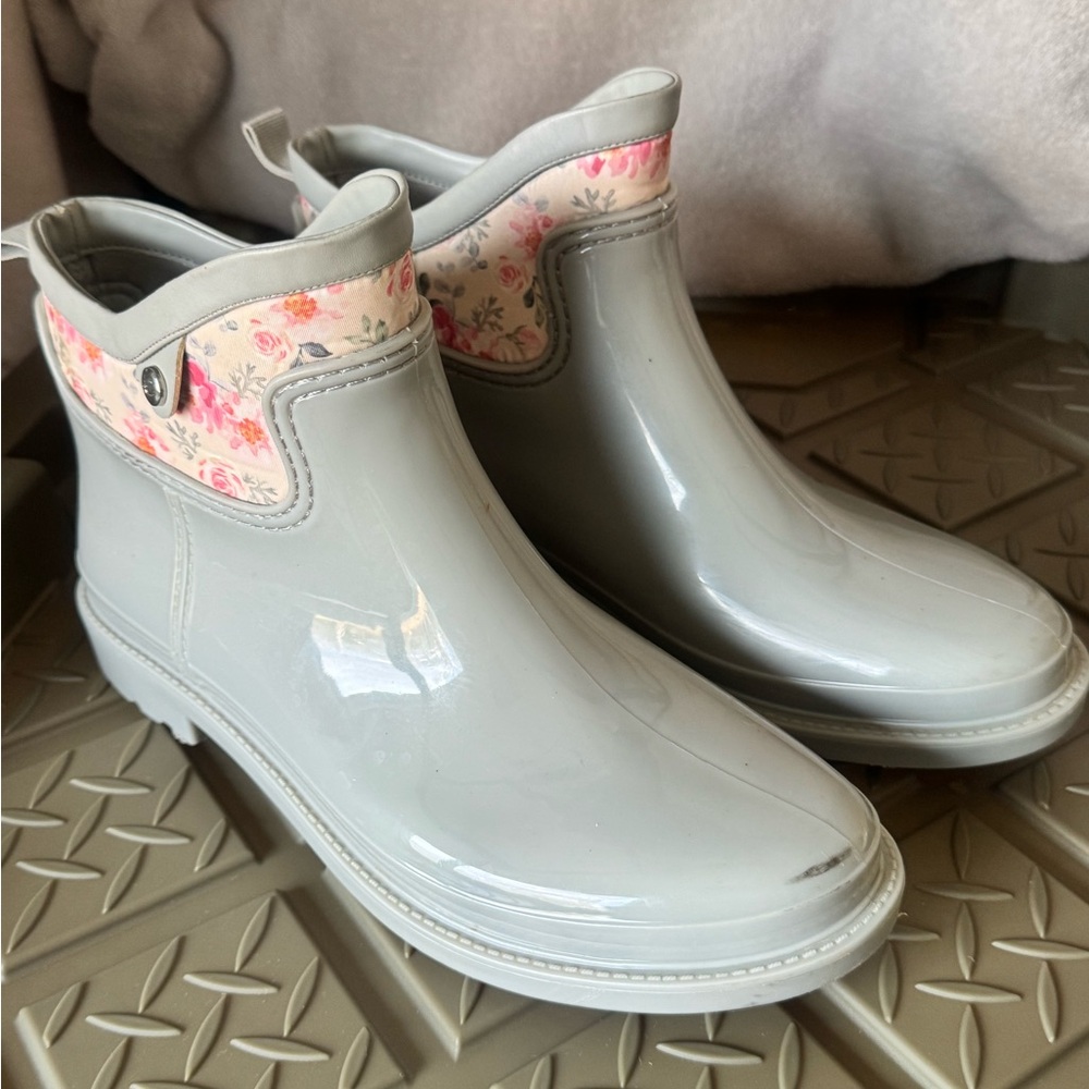 Easy Spirit Light Gray Floral-Trim Rain Ankle Boots - Picture 2 of 6